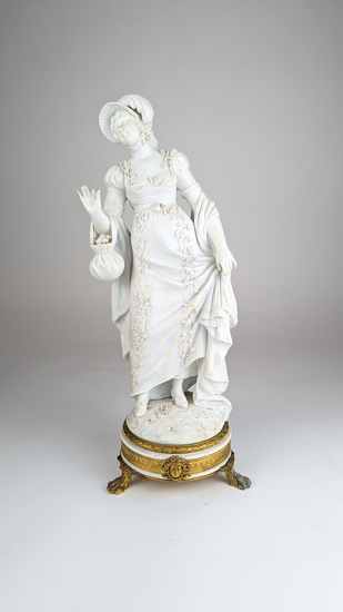 STATUETTE en biscuit représentant une élégante...